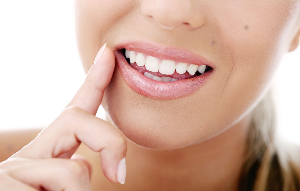 Se si eliminano le patologie della bocca e la cura dei denti, sia le estetiste che i dentisti offrono un servizi per la propria estetica